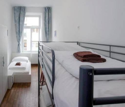 Dámský dorm (společný pokoj dámský) - sdílená koupelna