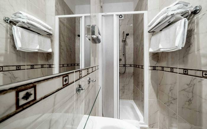 Dvoulůžkový pokoj s manželskou postelí a balkonem