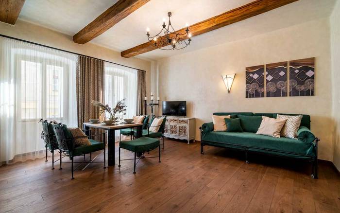 Prostorný apartmán s vlastní ložnicí a kuchyní