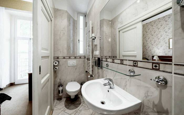 Dvoulůžkový pokoj s manželskou postelí a balkonem