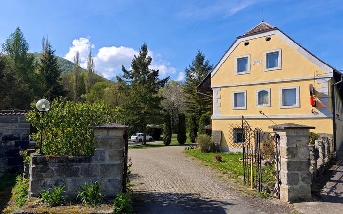 Příjezdová brána