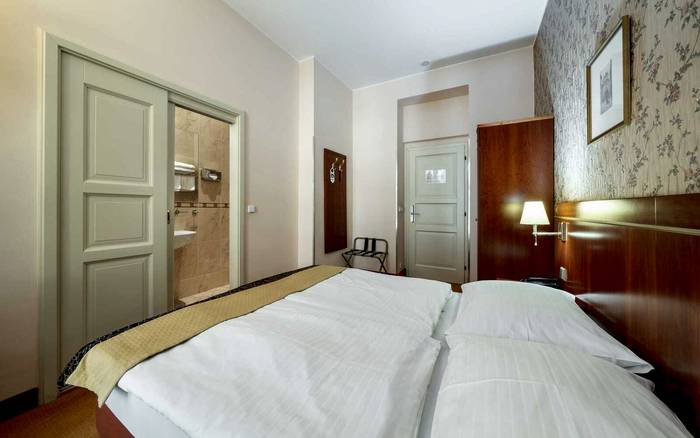 Dvoulůžkový pokoj s manželskou postelí a balkonem