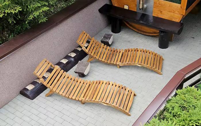 Dvor pred chatou - pohľad z predného balkóna