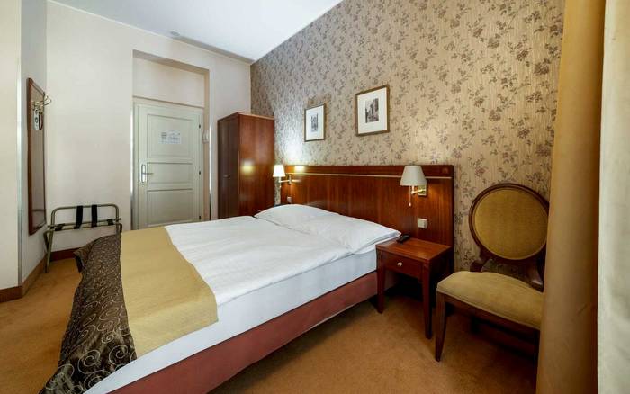 Dvoulůžkový pokoj s manželskou postelí a balkonem