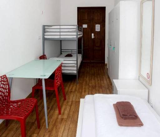 Dámský dorm (společný pokoj dámský) - sdílená koupelna