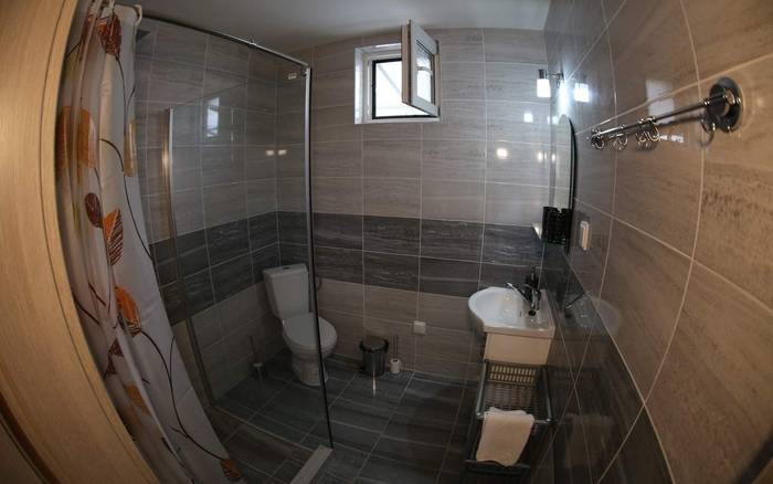 Kúpeľňa so sprchovacím kútom a toaletou